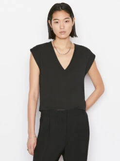 Le High Rise V Neck Tee -- Noir