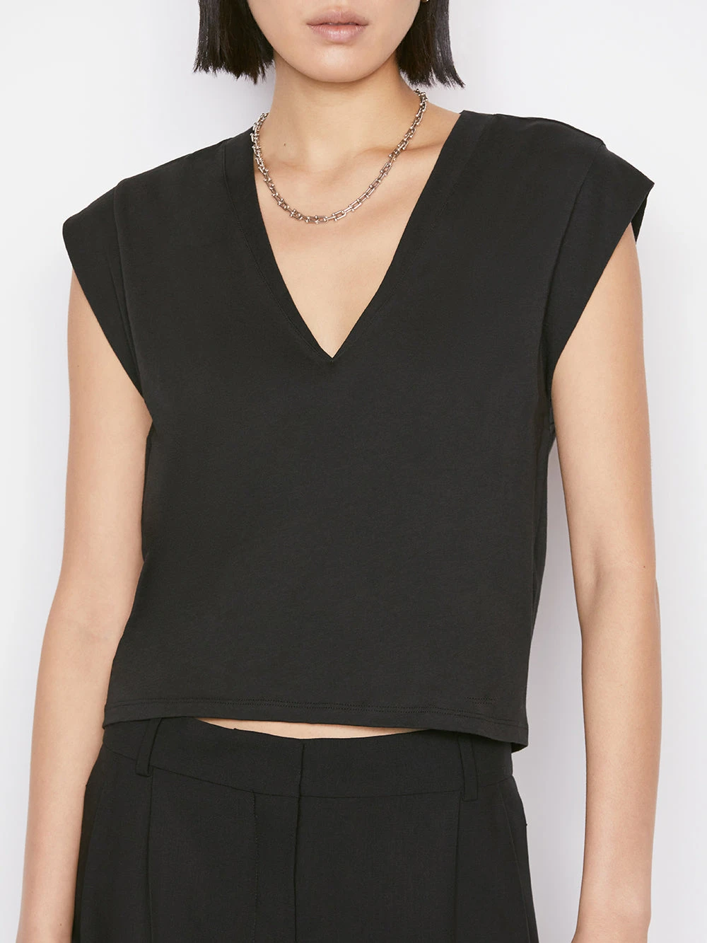 Le High Rise V Neck Tee -- Noir 8 Le High Rise V Neck Tee -- Noir - Image 6