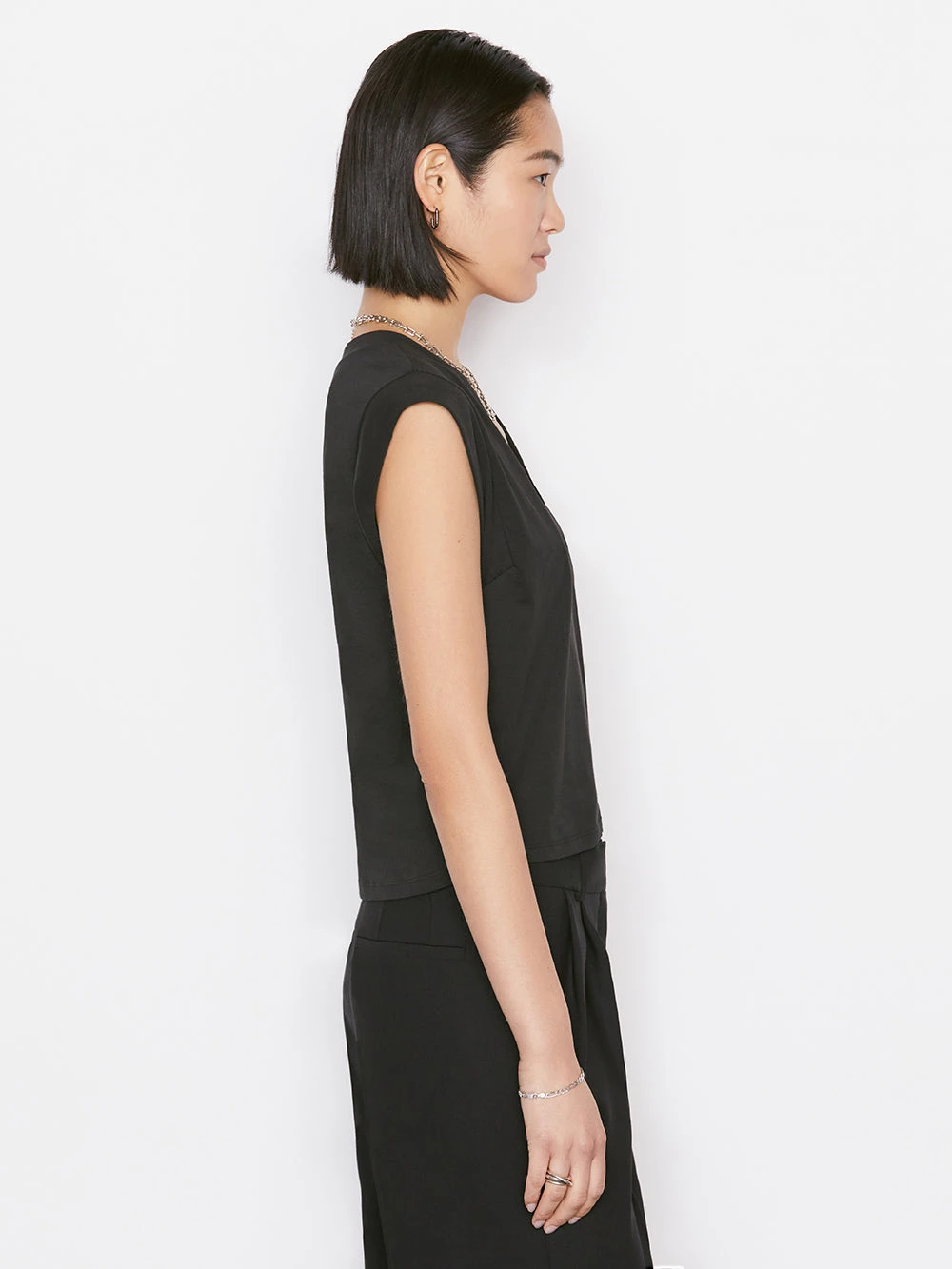 Le High Rise V Neck Tee -- Noir 9 Le High Rise V Neck Tee -- Noir - Image 7