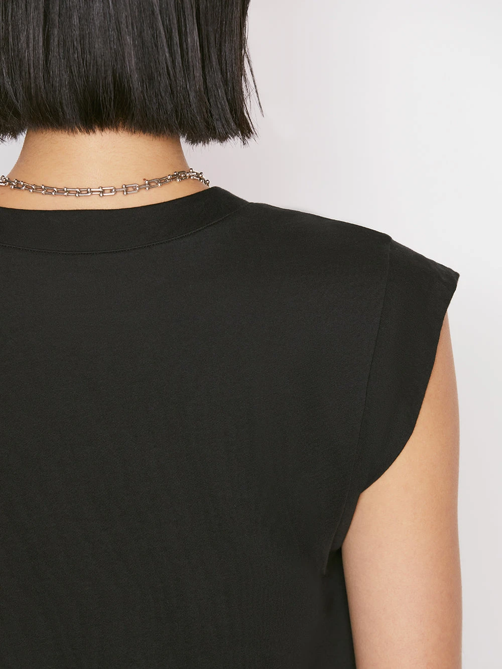 Le High Rise V Neck Tee -- Noir 7 Le High Rise V Neck Tee -- Noir - Image 5