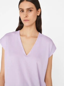 Le Mid Rise V Neck Tee -- Lilac -Elegant Wear Store LWTS0826 LILAC FRSU23EC II WOMENS DAY 02 0791HR